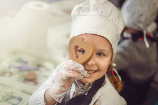Діти вчаться на кулінарній діяльності — стокове фото