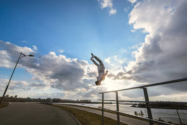 Jovem fazendo parkour ao ar livre — Fotografia de Stock