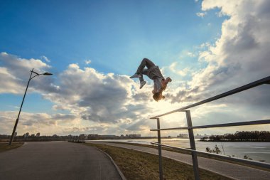 Parkour eylem yapan genç erkek