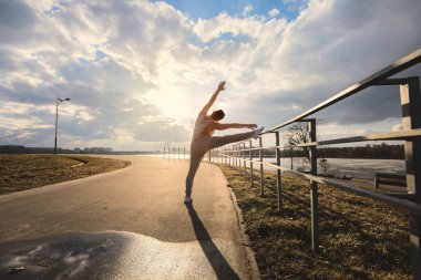 Parkour eylem yapan genç erkek
