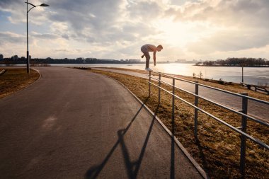 Genç akrobatik yapar 