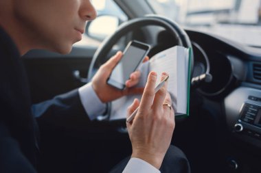 Bussinesman el ile smartphone