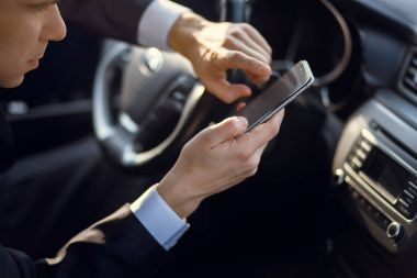Bussinesman el ile smartphone