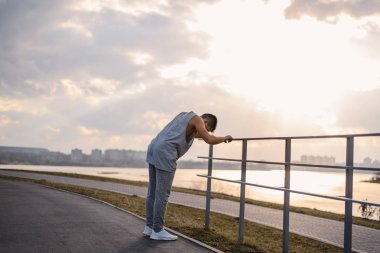 Parkour eylem atlama gençler