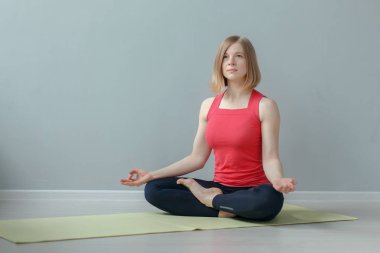 Yoga jimnastik yaparken kız etkinliği 