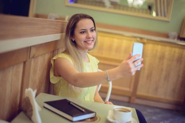 Bir kız bir kafe yaşam tarzı için kahve içecekler