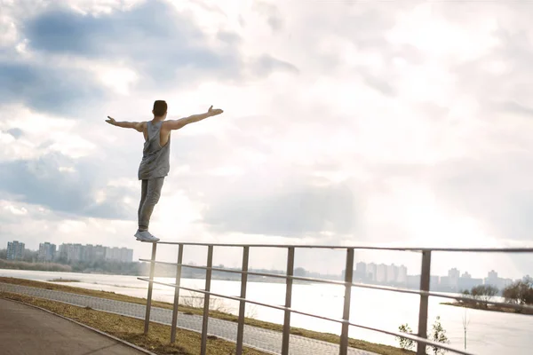 Jonge activiteit man doen van parkour — Stockfoto