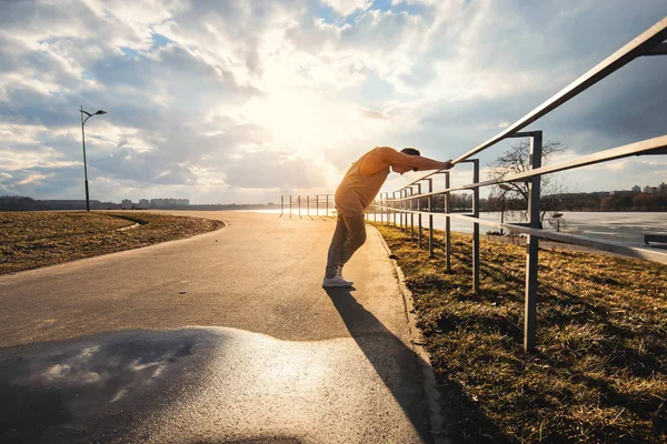 Młody człowiek robi akcji parkour — Zdjęcie stockowe