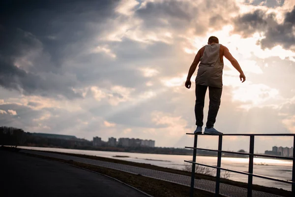 Młody człowiek robi akcji parkour — Zdjęcie stockowe