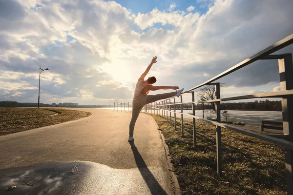 Parkour eylem yapan genç erkek