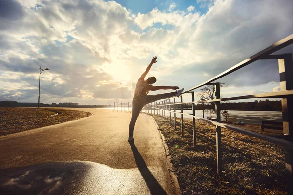 Parkour eylem yapan genç erkek