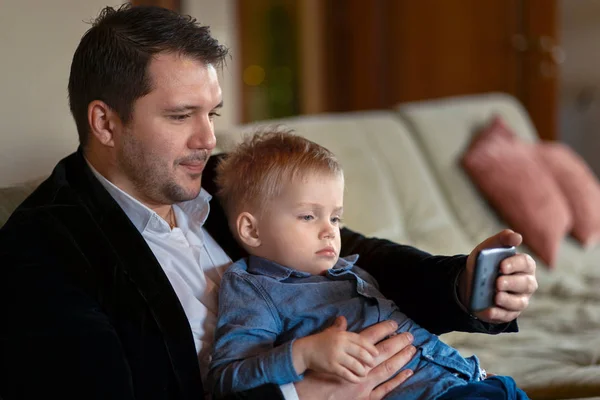 Father and son are looking — Stock Photo, Image