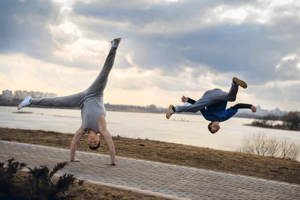 Parkour atlama gençler