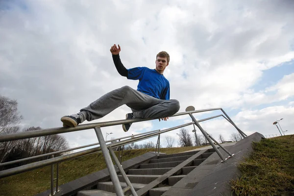 Teenagers jumping parkour — Stock Photo, Image