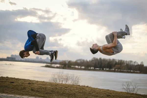 Adolescentes pulando motivação parkour — Fotografia de Stock