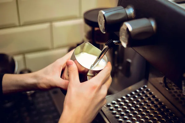Fazendo café barista aroma — Fotografia de Stock