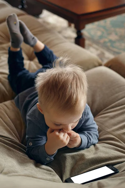 Bir çocuk bir smartphone yaşam tarzı okuyor