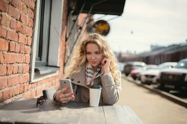 Bir kafeterya masada genç güzel kız