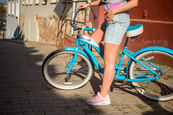 La ragazza su una bellezza di bicicletta alla moda — Foto Stock