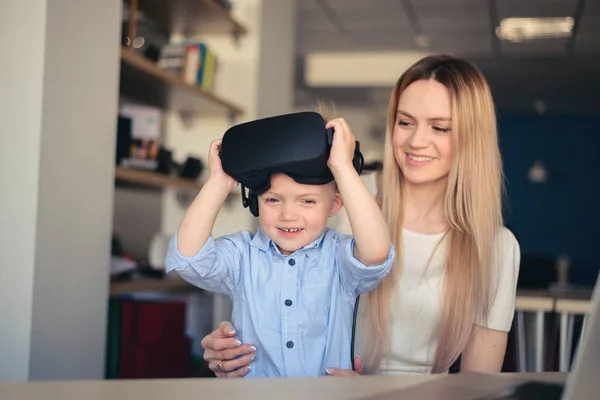Mother and son use VR mask gadgets — Stock Photo, Image