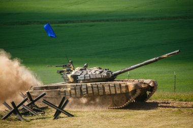 Tank T72 askeri makine üzerinde eğitim