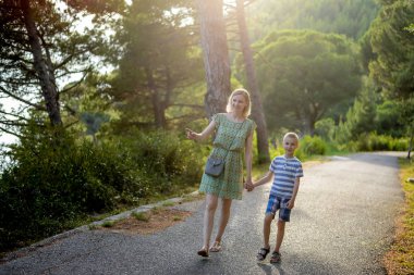 Anne ile çocuk doğa yürüyüşleri