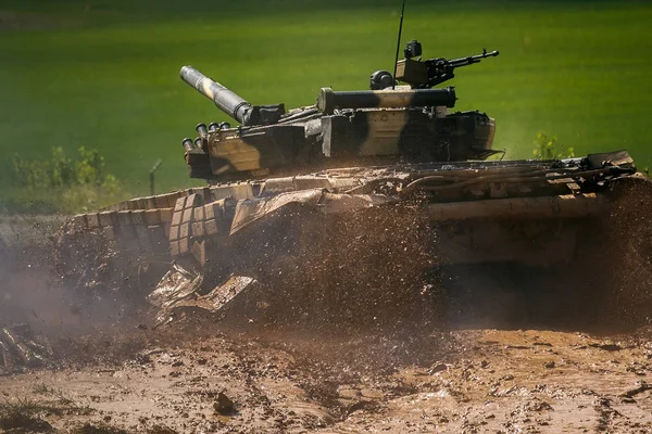 Навчання танку Т72 військової машини — стокове фото