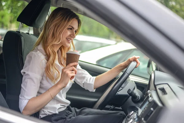 Araba kahve içmek bir kadındır
