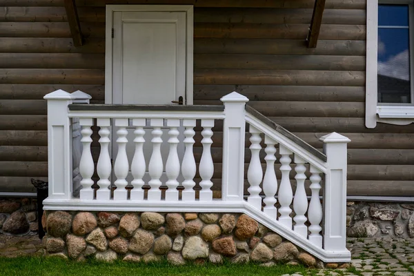 Dekorativní plot v architektuře rustikální dům — Stock fotografie