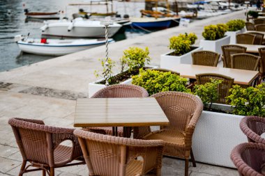 Cafe tabloları Petrovac iskele üzerinde