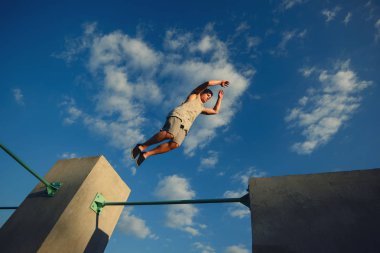 Genç adam parkour duvarlarda atlama