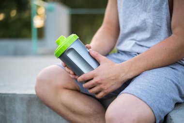 Genç adam bir egzersiz molası