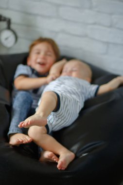 Babam çocuklarla oynuyor.