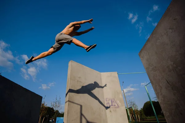 Mladý Kluk Parkour Skákání Stěnách — Stock fotografie