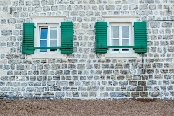 Janelas Uma Casa Velha — Fotografia de Stock