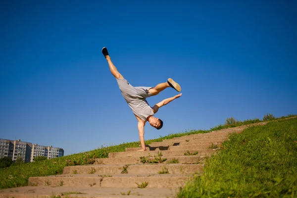 Ação Adolescente Parkour Jumping — Fotografia de Stock
