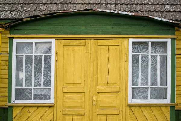 Staré Žluté Dřevěný Dům Oknem — Stock fotografie