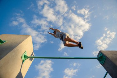 Genç adam parkour duvarlarda atlama