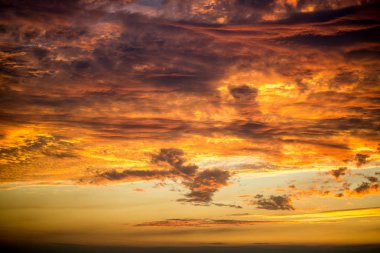 Kırmızı turuncu gökyüzü bulut bulut bulut