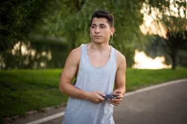 Genç bir adam daha önce eğitim müzik dinler