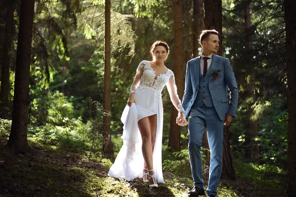 Sposa Sposo Passeggiando Natura Nella Foresta — Foto Stock
