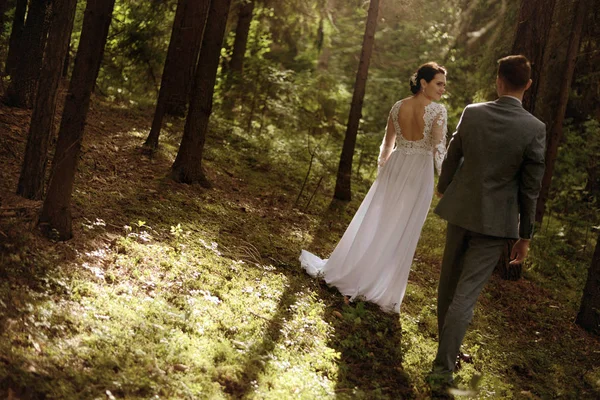 Sposa Sposo Passeggiando Nel Bosco — Foto Stock