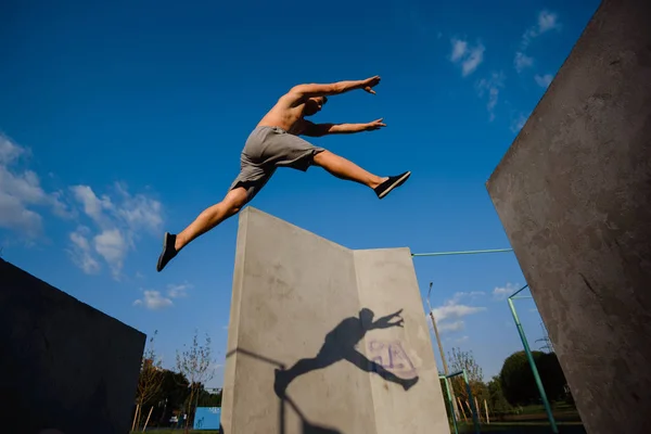 Teenager Jump Parkour Walls — Stock Photo, Image