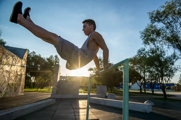 Rapaz Saltando Parque Faz Exercícios Parkour — Fotografia de Stock