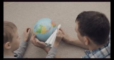 Bir çocuk bir küre ve bir roket ile çalış