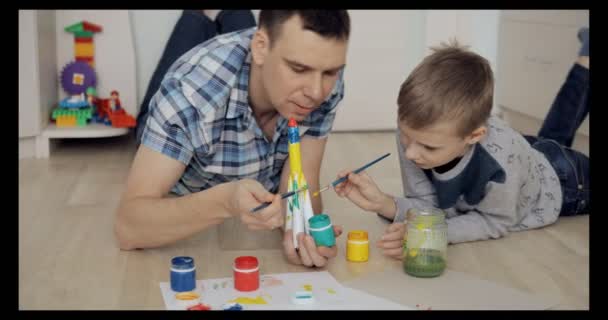 Pai Filho Estão Vendo Globo — Vídeo de Stock