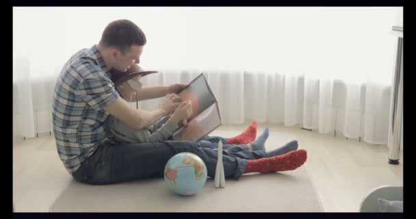 Enfant Joue Avec Globe Une Fusée — Video