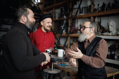 Atölyedeki sanatçılar