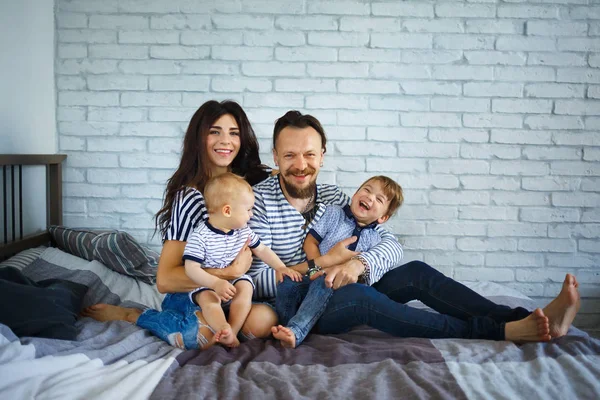 Gezin Met Kinderen Die Thuis Spelen — Stockfoto