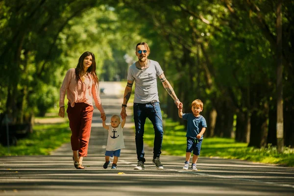 Family Children Walking Avenue — Stock Photo, Image